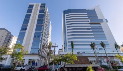 Studio comzinha e churrasqueira integrada. Possio uma vaga individual. Prédio com infraestrutura completa, sendo ela: academia, salão de festas, piscina, elevadores e portaria 24 horas. Preço e dispon