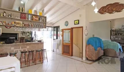 Casa no Bairro Partenon&lt;BR&gt;Deslumbrante casa de 320m², localizada no prestigiado Bairro Partenon, em Porto Alegre. Com 03 suítes, 02 banheiros sociais mobiliados, cozinha mobiliada, área de serv