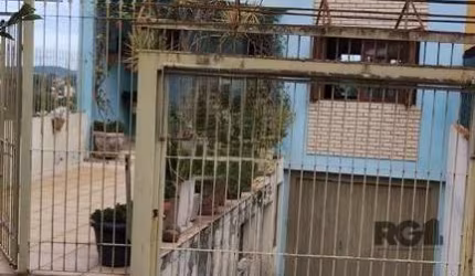 Casa em excelente localização à 500 metros do calçadão de Ipanema, 03 dormitórios, sendo 01 suíte, 02 vagas de garagem, piscina, no bairro Espírito Santo, em Porto Alegre.&lt;BR&gt;&lt;BR&gt;Living em