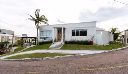 Belíssima residência em condomínio fechado com seis dormitórios, três suítes, closets nos principais dormitórios, dois banheiros sociais, living três ambientes, sala de jantar e cozinha conjugadas,, a