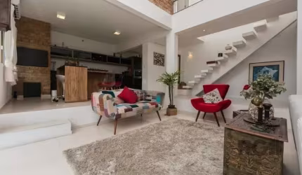 Excelente casa de 273m² no bairro Ipanema! O imóvel é composto por hall de entrada, espaçoso living para dois ambientes com lareira, lavabo, ampla varanda com vista para o Guaíba, cozinha americana co