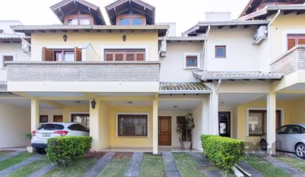 Casa em condomínio no Residencial Jardim Verde, localizada na Avenida Eduardo Prado. Com living para dois ambientes com lareira, lavabo, cozinha, área de serviço, pátio com churrasqueira, três dormitó