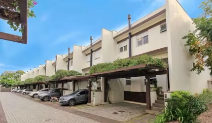 Casa em condomínio fechado, 3 dormitórios sendo 1 suite, social integrado: Jantar, estar c/ lareira e lavabo. Cozinha com bancada e armários, churrasqueira no pergolado, pátio, clarabóia p/ dar maior 