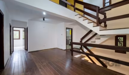 Casa com 5 dormitórios; sendo no pavimento térreo living em tabuão para 3 ambientes bem distintos com lareira , lavabo, copa cozinha com área de serviço separada mais 2 dormitórios com um banheiro com
