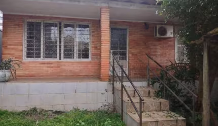 Duas casas com 2 dormitórios cada, sala, cozinha e banheiro e duas peças comerciais na frente em terreno de 895m, em excelente localização no Bairro Tristeza próximo ao atacado do supermercado Zaffari