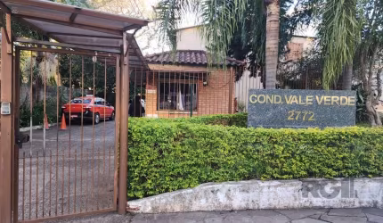 Casa em condomínio fechado localizado no bairro Vila Nova.       &lt;BR&gt;&lt;BR&gt;Casa reformada de  02 dormitórios, living 02 ambientes, cozinha ampla e banho social. &lt;BR&gt;Pátio lateral priva