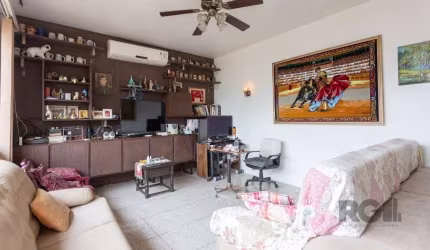 Casa à Venda no Bairro Cavalhada, Porto Alegre&lt;BR&gt;&lt;BR&gt;Esta residência oferece uma generosa área construída de 244m², distribuída em 4 amplos quartos e 3 banheiros, além de contar com depen