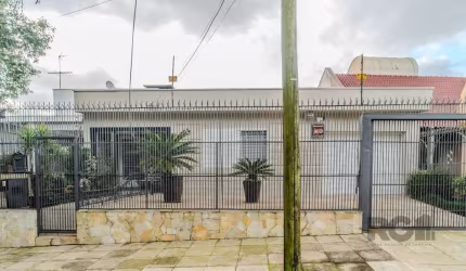 Excelente casa, 03 dormitórios  03 Banheiros,02 Banheiras novas 1 hidromassagem com Regulagem para água quente e 6 jatos,  02 suíte, living 02 ambiente, sala intima, ampla cozinha, área intima e socia