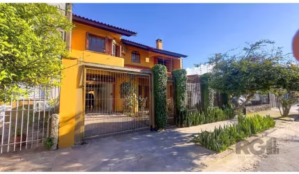 No Bairro Partenon, na Rua Cel. Jaime da Costa Pereira, 340, próximo ao Bourbon Ipiranga, casa estilo sobrado, desocupada, com 307,67 m², com 4 Dormitórios (1 suíte com banheira), 2 banheiros sociais,