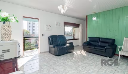 No andar superior, encontram-se 2 dormitórios (sendo 1 suíte), uma sala de estar, cozinha, banheiro social e uma ampla área externa com lavanderia e churrasqueira.&lt;BR&gt;O andar inferior dispõe de 