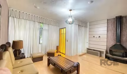 Casa à venda no bairro Sarandi, Porto Alegre&lt;BR&gt;&lt;BR&gt;Excelente casa padrão com 2 dormitórios, sala ampla para 2 ambientes com lareira, varanda, cozinha, lavanderia, quartos espaçosos, garag