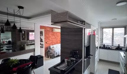 Apartamento à venda com 3 dormitórios e uma vaga dupla coberta com depósito. Com uma área total de 81m², este apartamento oferece uma sala de estar aconchegante com lareira e uma cozinha equipada com 