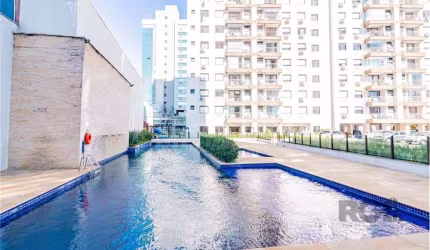 Vendo excepcional Apto com 62m² privados, 2 dormitórios, suíte, vaga, no bairro Santa Maria Goretti. Finamente mobiliado e decorado, apartamento com 62m² privativos, 2 dormitórios, suíte com armários 