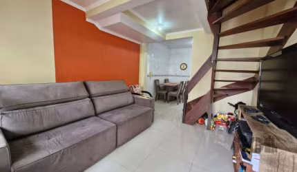 Casa sobrado em condomínio fechado com somente 15 casas, sala ampla, cozinha com churrasqueira,  dois dormitórios e banheiro social no segundo pavimento, sótão transformado em suíte com vista panorâmi