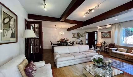 Bem-vindo a esta encantadora casa de 200m², onde o conforto e a tranquilidade se encontram. Com 3 dormitórios, incluindo uma suíte com banheiro privativo, esta residência oferece o espaço ideal para v