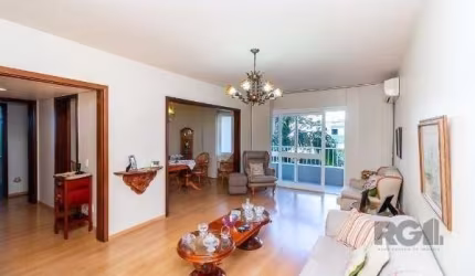 Vende-se apartamento mobiliado, 3 quartos com suíte e 2 vagas de garagem cobertas e escrituradas. Imóvel possui living amplo com sacada com vista, copa e cozinha com móveis planejados, Kitchens, área 
