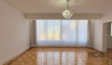 Apartamento de 170m², totalmente reformado, 3 dormitórios, sendo 1 suíte com sacada, sala de estar super ampla, sala de jantar, cozinha com copa, despensa, lavanderia com dependência completa e banhei