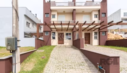 Casa triplex para venda no bairro Hípica, com aproximadamente 176m² de área privativa, piso porcelanato, 03 dormitórios sendo 01 suíte e espera para banheira de hidromassagem, 04 banheiros, living de 