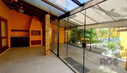Casa à venda com 3 quartos, sendo uma suíte master com sacada. A propriedade possui uma piscina, banho social, amplo living com 2 ambientes, home office, lavabo, cozinha, churrasqueira em área coberta