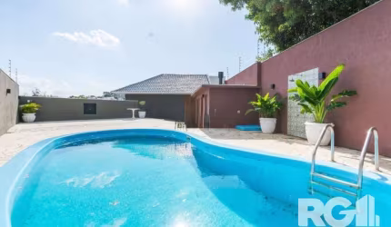 Apresentamos uma esplêndida casa de dois andares, localizada em um terreno de esquina privilegiado, com pátio amplo e uma deslumbrante piscina privativa.&lt;BR&gt;&lt;BR&gt;Situada em um bairro reside