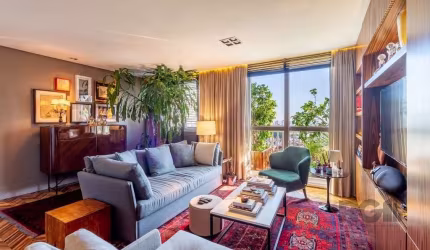 Imóvel inicialmente com 3 dormitórios, foi reformado, para ter um living estendido e agora conta com 2 quartos, sendo um suite. A planta possui 73m² privativos, com ambientes planejados, com móveis fe