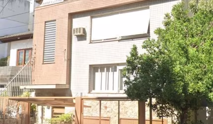 Coliseu vende excelente apartamento térreo no bairro Auxiliadora. Com 147,40m² de área privativa e 162,78m² de área total, living dois ambientes,  três quartos sendo 1 suíte, cozinha com armários, ban