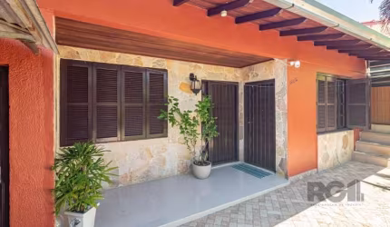 Vendo casa 3 dormitórios, 2 vagas, com piscina no Parque Santa Fé 180m² com lareira, churrasqueira, área gourmet, cozinha mobiliada, jardim, portão eletrônico, bem localizada ótima posição solar. Fina