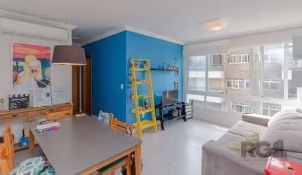 Vende-se apartamento amplo, 2 quartos/dormitórios com suíte, vaga de garagem coberta e escriturada, banho social, living em dois ambientes, cozinha americana com churrasqueira, área de serviço separad
