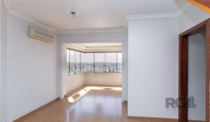 Cobertura com 02 dormitórios sendo 01 suíte. Amplo living com 02 ambientes, lareira e banheiro social e com uma vista panorâmica proporcionando ver o amanhecer e o por do sol da cidade, uma cozinha fu