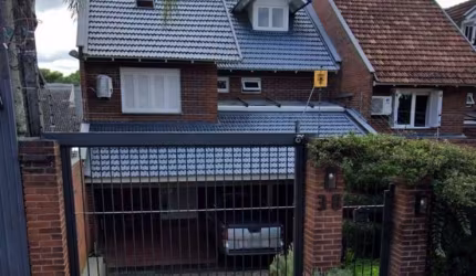 Casa no bairro Jardim Isabel com 3 dormitórios, sendo 1 suíte com closet, living para dois ambientes, cozinha com ilha e aquecimento de piso, lavabo, despensa, área de serviços com banheiro auxiliar, 