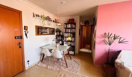 Apartamento a venda, composto por 02 dormitórios no bairro Azenha em Porto Alegre. Living 2 ambientes com piso laminado em todo apartamento. Vista panorâmica, cozinha integrada com área de serviço e a