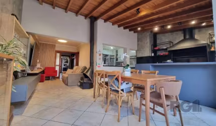 Casas em condomiio, 3 dormitórios, suíte, lareira, churrasqueira, pátio, com 105,80m² privativos no bairro Cavalhada em Porto Alegre RS &lt;BR&gt;  &lt;BR&gt;Linda casa TODA REFORMADA,  no térreo você