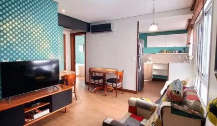 Excelente apartamento com 2 suítes totalmente mobiliado, inclusive com os eletrodomésticos , 49,62m², ótimo living, cozinha americana montada. Totalmente refrigerado, com split instalado na sala e nas