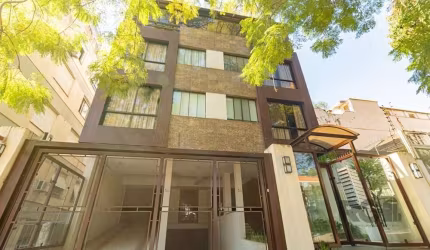 Excelente apartamento, totalmente mobiliado, decorado por arquiteto, estilo Loft com lareira, churrasqueira, banheiro social, cozinha montada com eletrodomésticos e máquina de lavar e secar, vaga simp