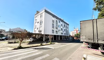 Vende-se ótima cobertura, na parte de baixo com 03 dormitórios, um banheiro, sala, cozinha e despensa. Na parte de cima uma excelente sala com dois ambientes, um banheiro , uma área de serviço e uma á