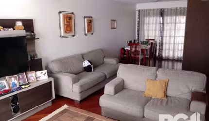 Linda casa, à venda na Zona Sul de POA | Altos do Ipê (próximo ao Zaffari e Bistek) casa de 2 pavimentos, com 3 dormitórios sendo 1 suite com hidromassagem, sala de estar com lareira, cozinha ampla e 