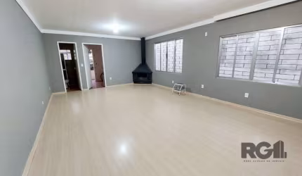 Excelente casa com 3 dormitórios no Bairro Azenha. &lt;BR&gt;Imovel residencial com 2 pavimentos com entradas independentes. 1° Andar conta com 2 dormitórios sendo 1 suíte, sala de estar, cozinha com 