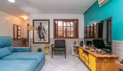 Casa de dois pisos com lareira. Área construída de 150m2. Teto rebaixado com gesso.&lt;BR&gt;Ensolarada e muito bem ventilada. Sacada.&lt;BR&gt;Peças grandes. Escadas em granito. Duas suites com split
