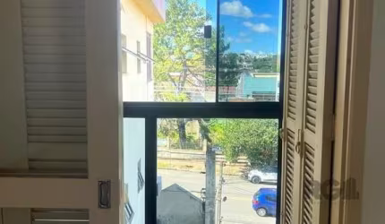 Apartamento 2 dormitorios com 70m2 na Avenida Otto Niemeyer. &lt;BR&gt; &lt;BR&gt;Excelente apartamento no bairro Camaquã. &lt;BR&gt;Possui dois dormitórios, living dois ambientes, sacada fechada, ban