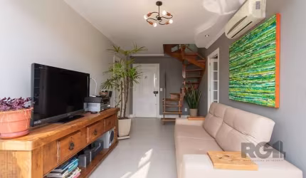 Excelente cobertura no Jardim Botânico, 2 dormitórios, 1 home office, lavanderia, com piso totalmente reformado, 2 banheiros. A parte superior conta com uma cozinha reformada, sala de estar ampla e um