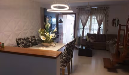 CASA 2 DORMITÓRIOS, 2 SUÍTES, VAGA DE GARAGEM COBERTA, NO BAIRRO HÍPICA, PORTO ALEGRE/RS        &lt;BR&gt;Excelente casa no Bairro Hípica,  2 suítes, ampla  sala de estar, cozinha estilo americana, la
