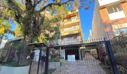 Ótima e ampla cobertura duplex no bairro Tristeza, desocupada, com 176m² privativos, de 2 dormitórios e vaga. Possui no andar inferior: sala ampla com lareira, 2 dormitórios, banheiro social, lavabo, 