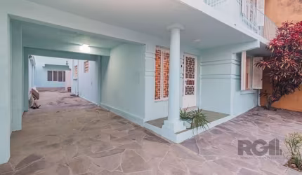 Descubra seu novo lar perfeito na charmosa cidade de Porto Alegre! Localizada na Rua São Francisco, 945, no encantador bairro de Santana, esta magnífica casa desocupada oferece uma combinação ideal de