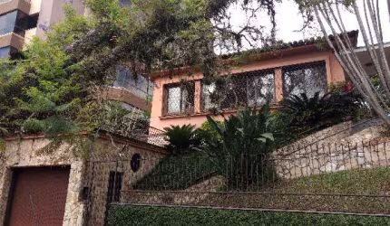EXCELENTE IMOVEL SENDO DUAS CASAS NO TERRENO, QUE MEDE 12,72 DE FRENTE POR 39,00 DE EXTENSAO. CASA DA FRENTE COM 03 DORMITORIOS AMPLOS, SENDO DOIS COM SUITE SALA COM DOIS AMBIENTES MUITO BEM ILUMINADA