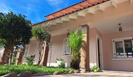 Casa sobrado, 4 dormitorios, sendo  1 suite, sala cozinha integrada, banheiro social, lavabo. Salão de festas com churrasqueira, completo com toda infrestrutura .