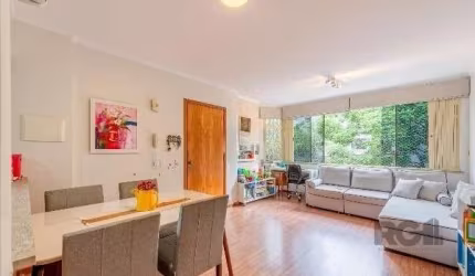 Vende-se apartamento 2 quartos com suíte, 2 vagas de garagem cobertas e escrituradas, ,living em 2 ambientes, cozinha americana com churrasqueira, banho social, área de serviço separada.&lt;BR&gt;Préd