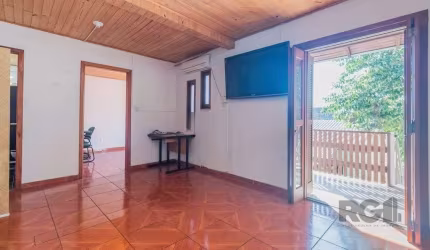 Casa com outra duas casas no mesmo terreno, localizado no bairro Santa Maria Goretti, Porto Alegre. O imóvel é composto por parte de baixo que contém 1 dormitório, banheiro social, Sala de estar, Cozi