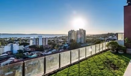 Cobertura triplex à venda no bairro Tristeza, com maravilhosa vista para o Guaíba, com fino acabamento em todos os ambientes. São 624m² planejados com todos os ambientes voltados para o rio, ambientes