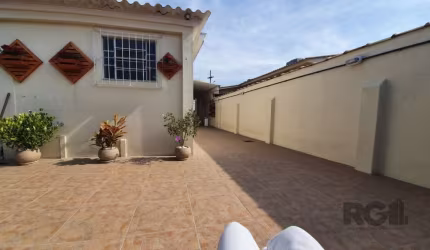 Casa térrea com 210 m² em um terreno de 12 x 31, com Hall de entrada, 3 dormitórios sendo uma suíte sala de 2 ambientes, banheiro social e cozinha que fica montada, móveis dos banheiros também ficam. 