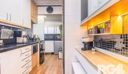 Apartamento mobiliado e reformado.&lt;BR&gt;&lt;BR&gt;Apartamento com 2 dormitórios, 2 banheiros, sacada integrada com churrasqueira e lareira. &lt;BR&gt;&lt;BR&gt;Mobília nova, recentemente reformado